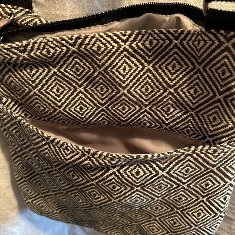Thirty-One Hipster Black and White diamond purse. Adjustable strap. Pockets+ - Picture 4 of 7